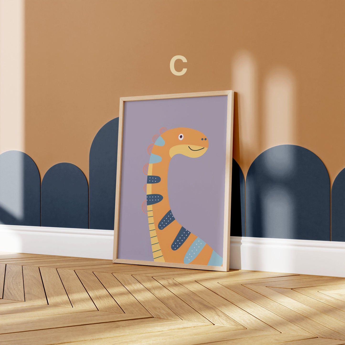 Verspieltes Dino-Poster von JUSTGOODMOOD, zeigt einen bunten Brachiosaurus im Kinderzimmer, eine hervorragende Deko und Geschenkidee für kleine Dino-Fans.