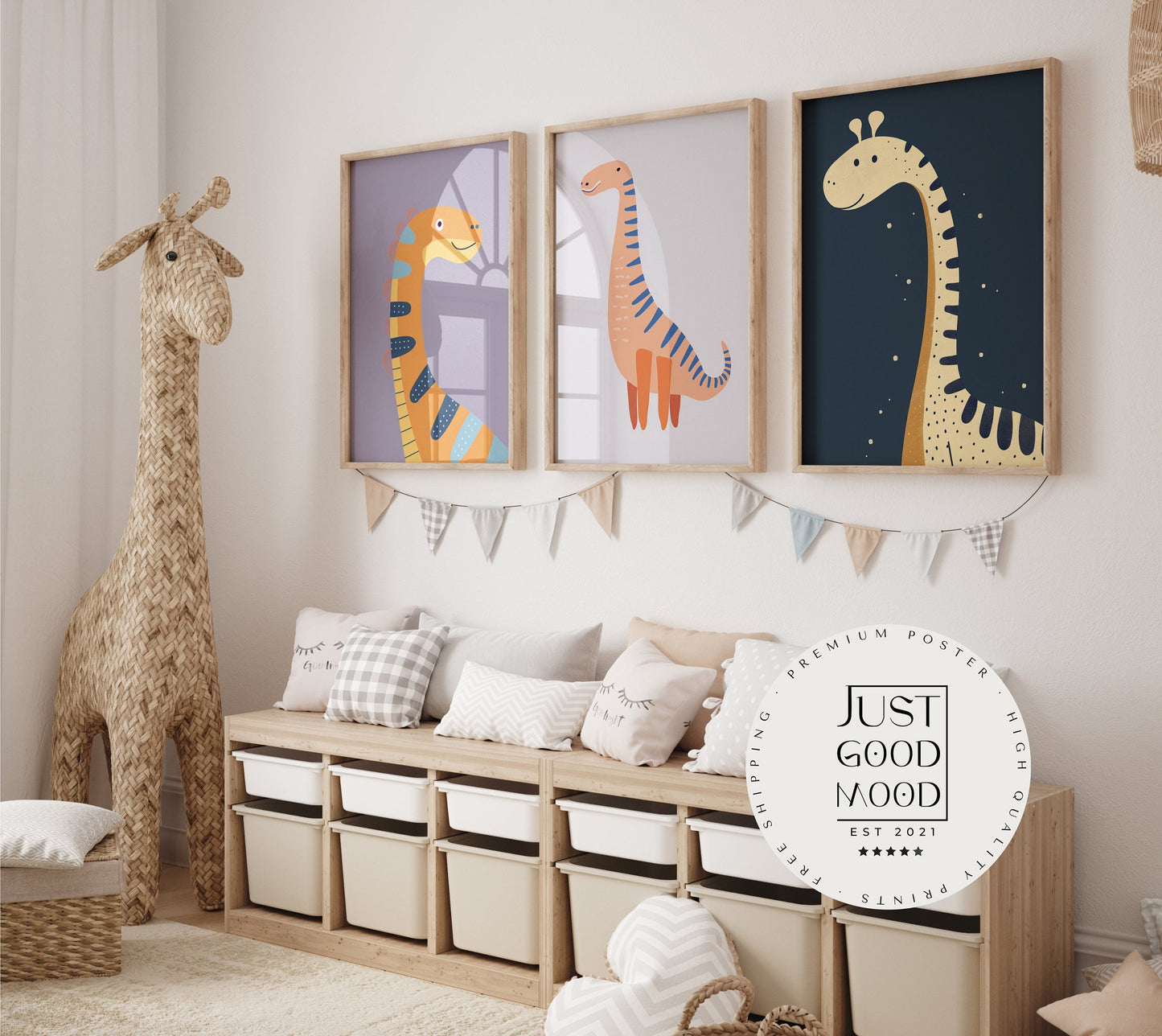Fröhliche Dino Poster für das Kinderzimmer von JUSTGOODMOOD, die einen Brachiosaurus und andere Dinosaurier darstellen und als Deko Print perfekt als Geschenkidee geeignet sind.