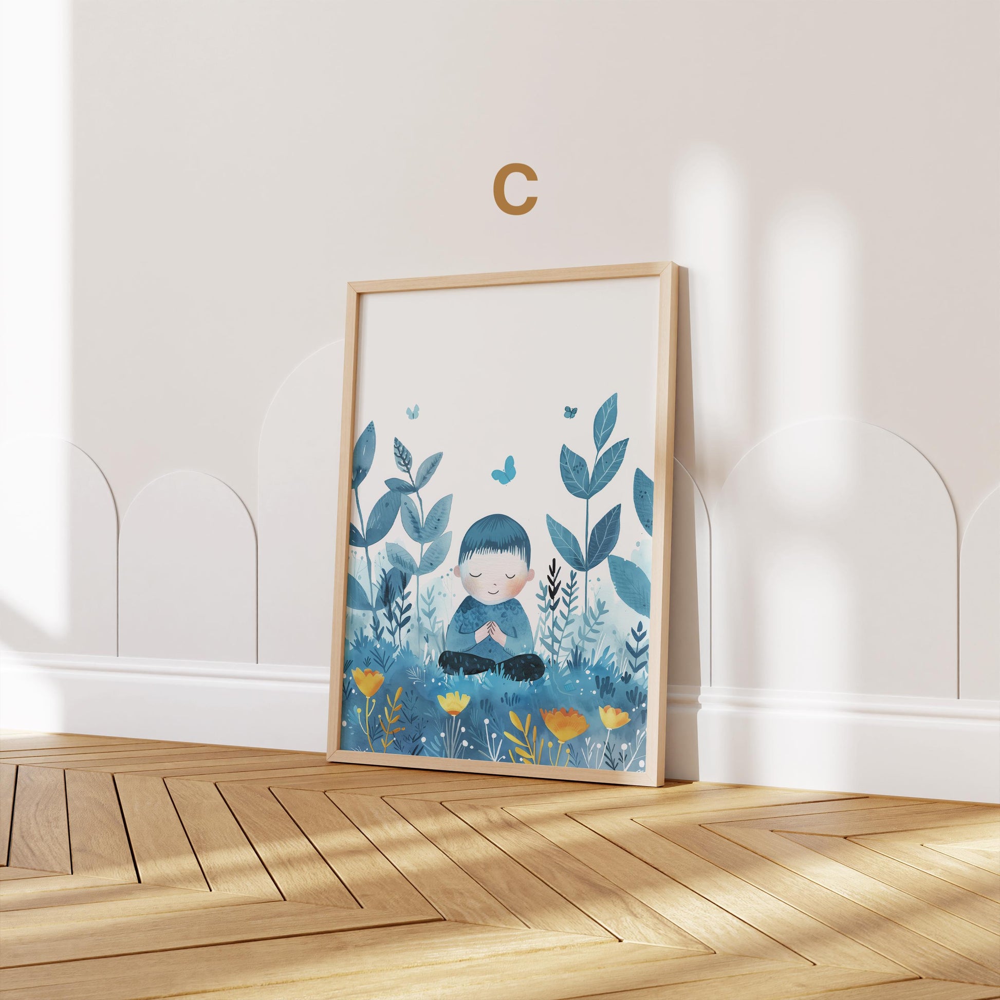 Wunderschönes Aquarell-Poster von JUSTGOODMOOD, das einen meditativen Jungen in einer blühenden Natur darstellt. Ideal für die beruhigende Atmosphäre im Kinderzimmer.