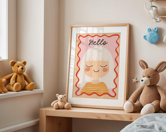 Bunte Kinderzimmerdekoration mit dem Poster 'Hello' von JUSTGOODMOOD. Das Poster mit dem fröhlichen Mädchen und sanften Farben bringt Freude in jedes Kinderzimmer.