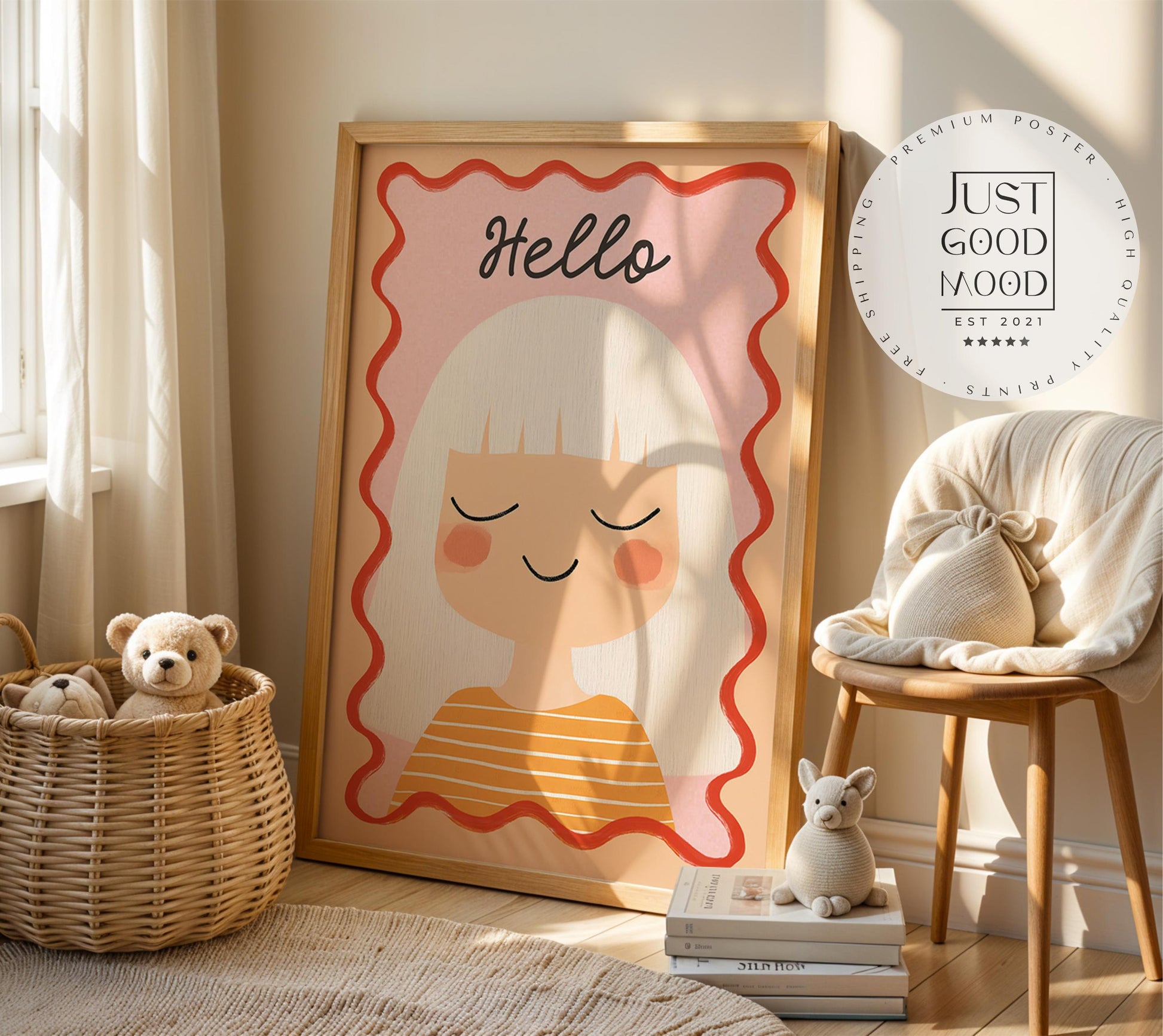 Fröhliches Kinderzimmer mit Poster 'Hello' von JUSTGOODMOOD. Das Poster zeigt ein charmantes Porträt eines Mädchens mit weißen Haaren und sanften Farben, perfekt für das Zimmer deiner Tochter.