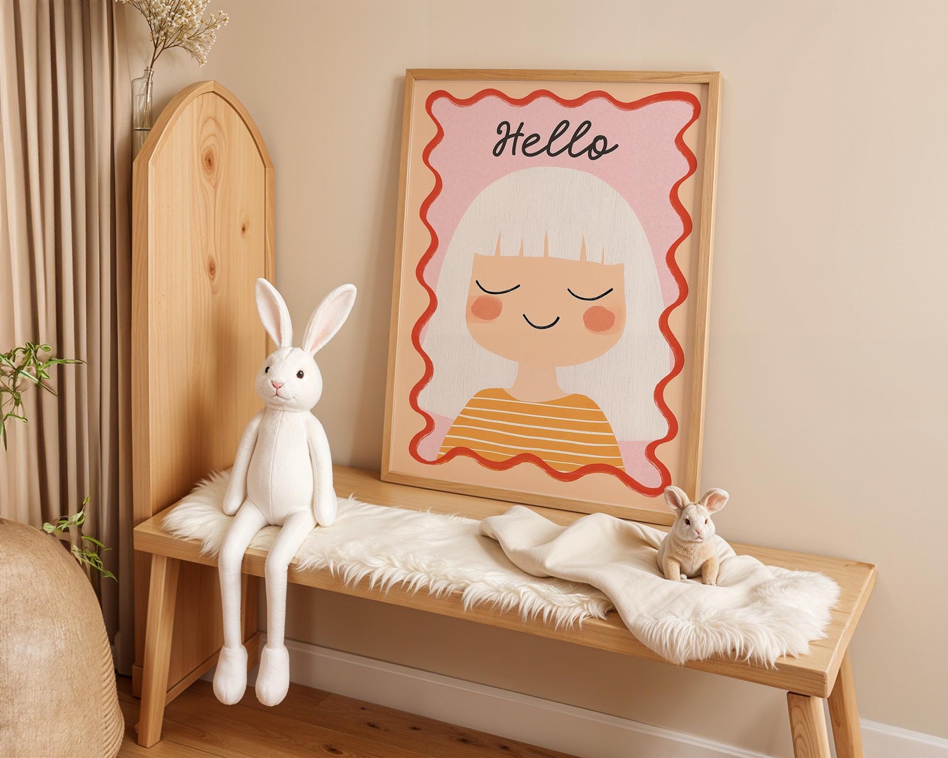 Stilvolles Kinderzimmer mit dem Poster 'Hello' von JUSTGOODMOOD. Das fröhliche Porträt mit sanften Farben sorgt für eine bezaubernde Atmosphäre im Kinderzimmer.