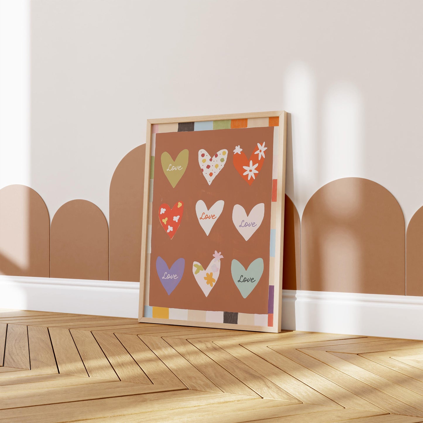 Hübsches Poster mit einem Herzdesign von JUSTGOODMOOD steht an einer Wand im Kinderzimmer. Einladende Farben und Muster für eine liebevolle Atmosphäre.