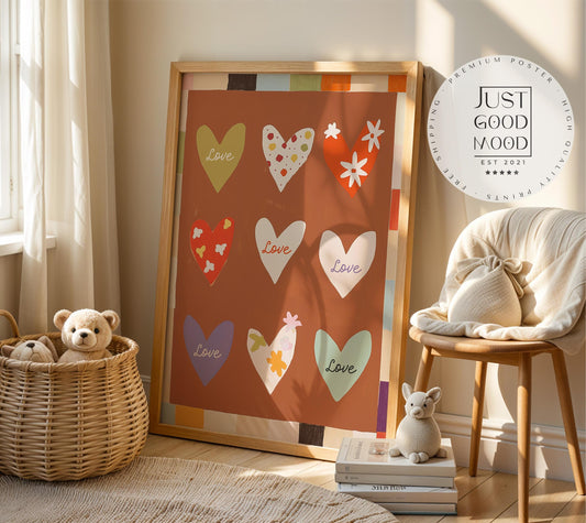 Poster für das Kinderzimmer mit Herzen und Blumenmustern in warmen Farben von JUSTGOODMOOD. Liebevolle Wanddeko, die eine fröhliche Atmosphäre schafft.