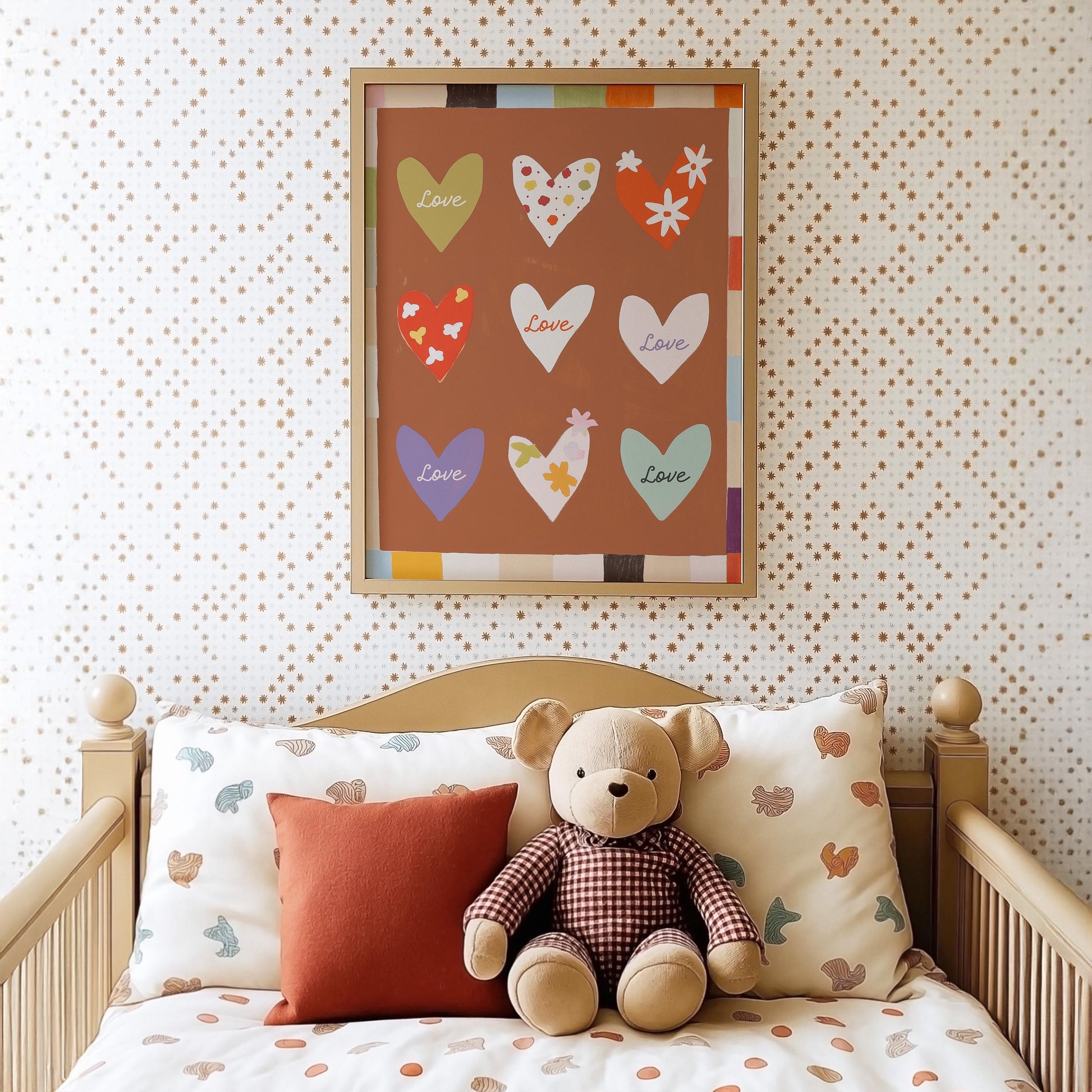 Gemütliche Kinderzimmeratmosphäre mit einem tollen Herzposter von JUSTGOODMOOD. Liebevolle Wanddeko schafft eine einladende Umgebung.