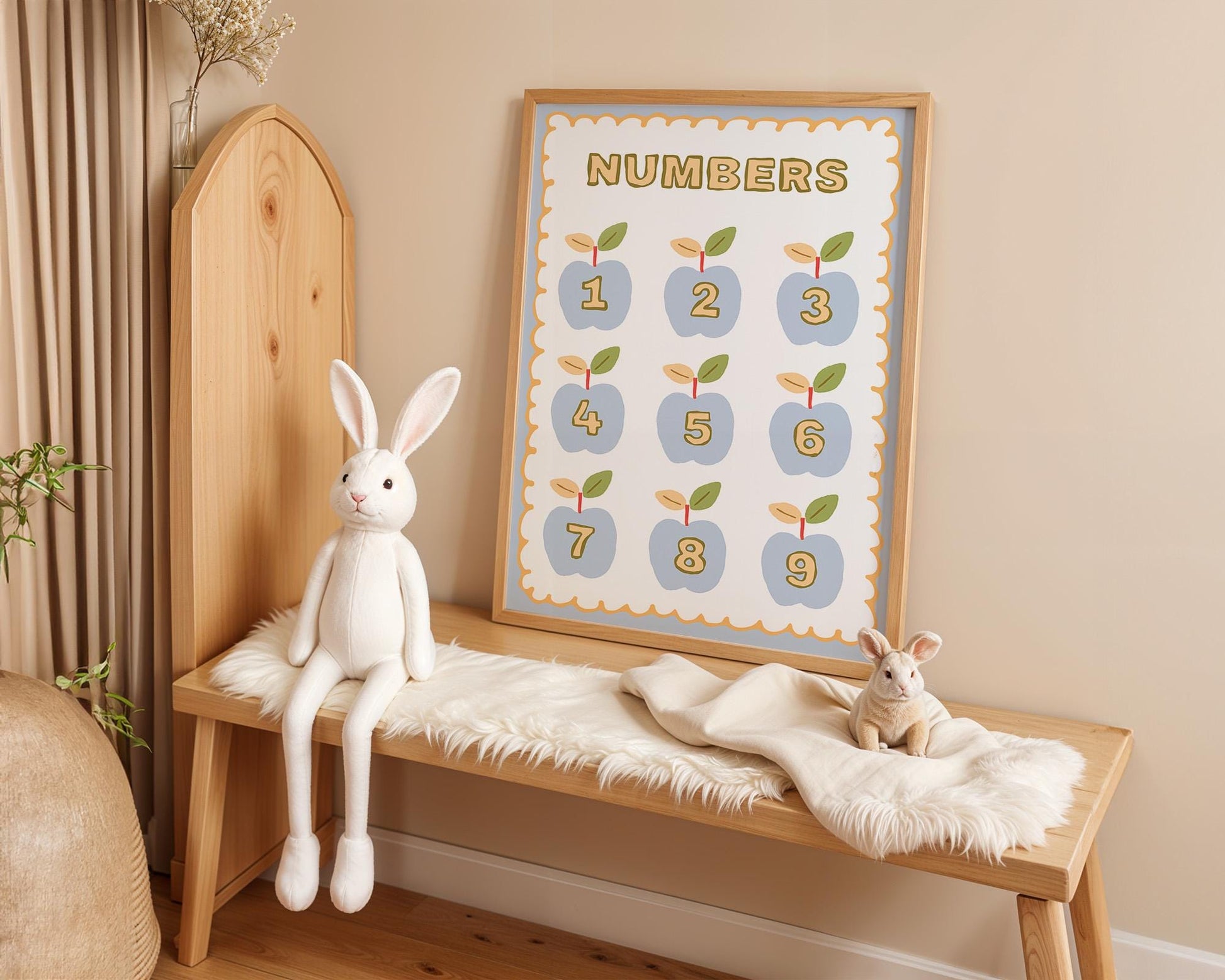 Charmantes Poster "Kinderzimmer Herzen" von JUSTGOODMOOD, umgeben von einer weißen Stofffigur und einem süßen Hasen in einem freundlichen Kinderzimmer.