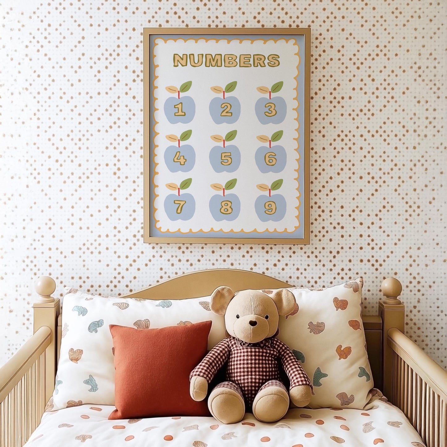 Poster Kinderzimmer Herzen von JUSTGOODMOOD mit bunten Apfelmotiven und Zahlen für das Kinderzimmer, fröhliche Deko-Idee in warmen Farben.