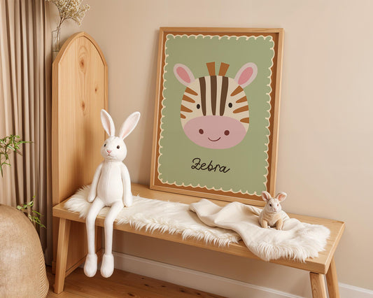 Poster Kinderzimmer Zebra · Niedliches Tiermotiv auf Grün · Safari Deko für Babyzimmer · Liebevoll illustriert · Dekoprint ohne Rahmen