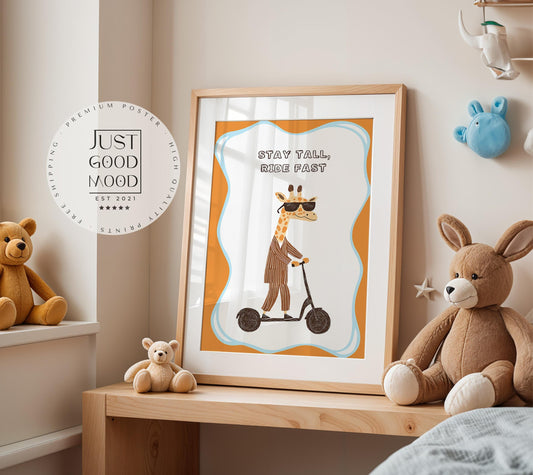 Poster Kinderzimmer Giraffe · Stay Tall, Ride Fast · Lustiges Tier auf Roller · Coole Wanddeko im Retro Look · Dekoprint ohne Rahmen