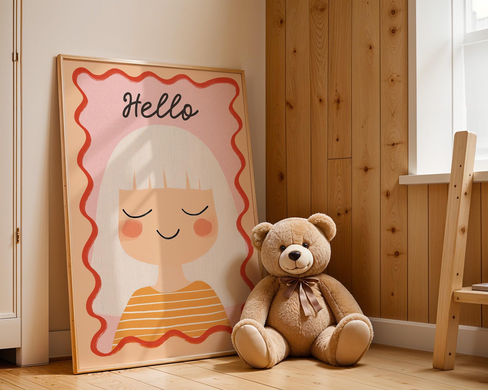 Fröhliches Kinderzimmer Poster von JUSTGOODMOOD mit einem charmanten Porträt eines Mädchens mit weißen Haaren und dem Schriftzug 'Hello'. Sanfte Farben und ein Plüschteddy sorgen für eine einladende Atmosphäre.