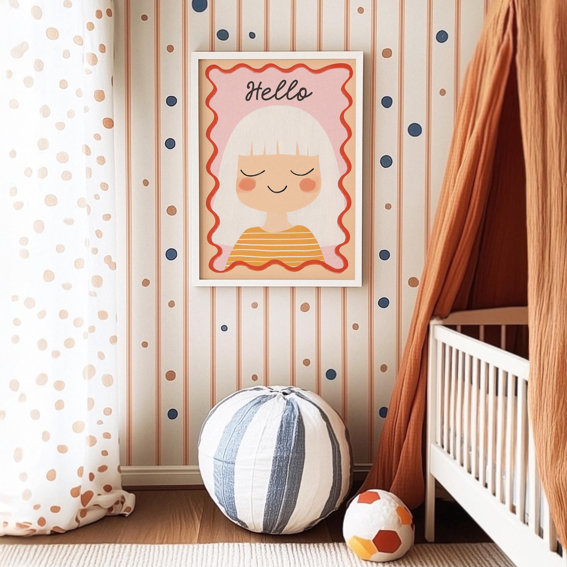 Das bunte Poster von JUSTGOODMOOD, das ein fröhliches Porträt mit weißen Haaren und dem Schriftzug 'Hello' zeigt, elegant an einer Wand im Kinderzimmer platziert. Perfekte Deko mit sanften Farben.