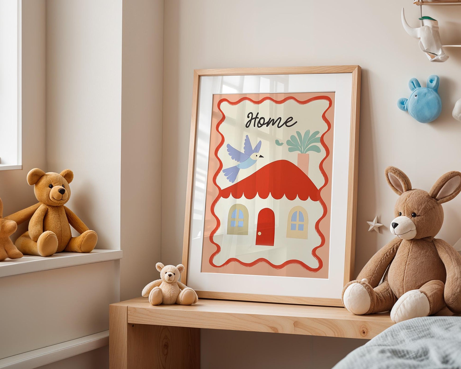 Eingekuschelt in einem liebevollen Kinderzimmer, das Poster 'Haus mit Vogel & Pflanze' von JUSTGOODMOOD bringt Freude und Farbe.