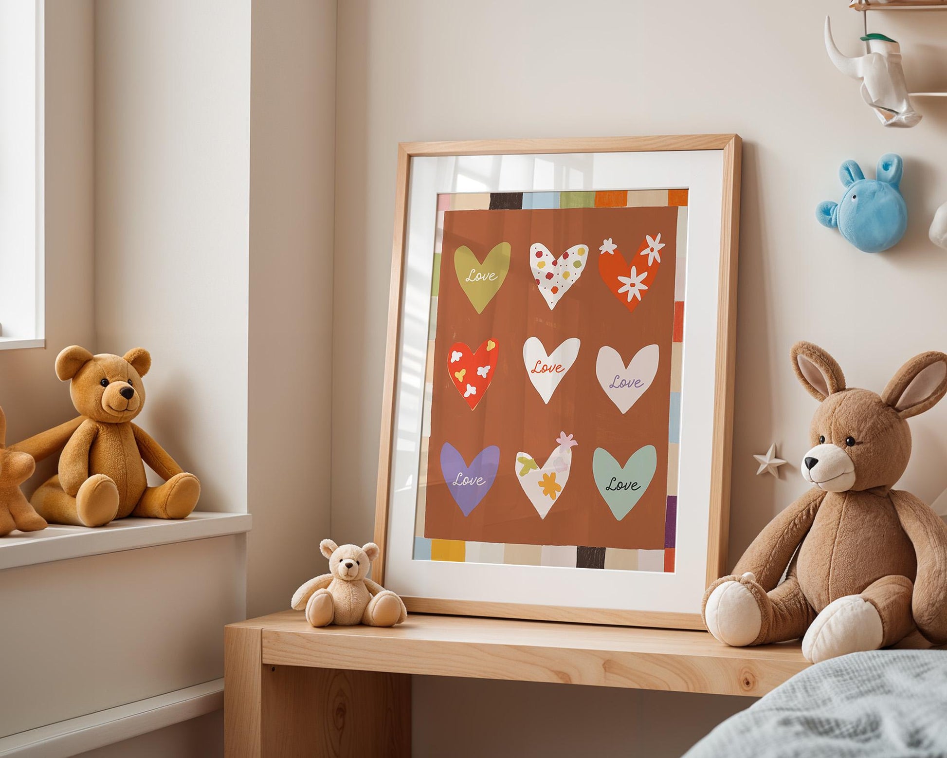 Stimmungsvolles Kinderzimmer mit einem farbenfrohen Herzposter von JUSTGOODMOOD. Das liebevolle Wandbild fördert Kreativität und Wohlbefinden.