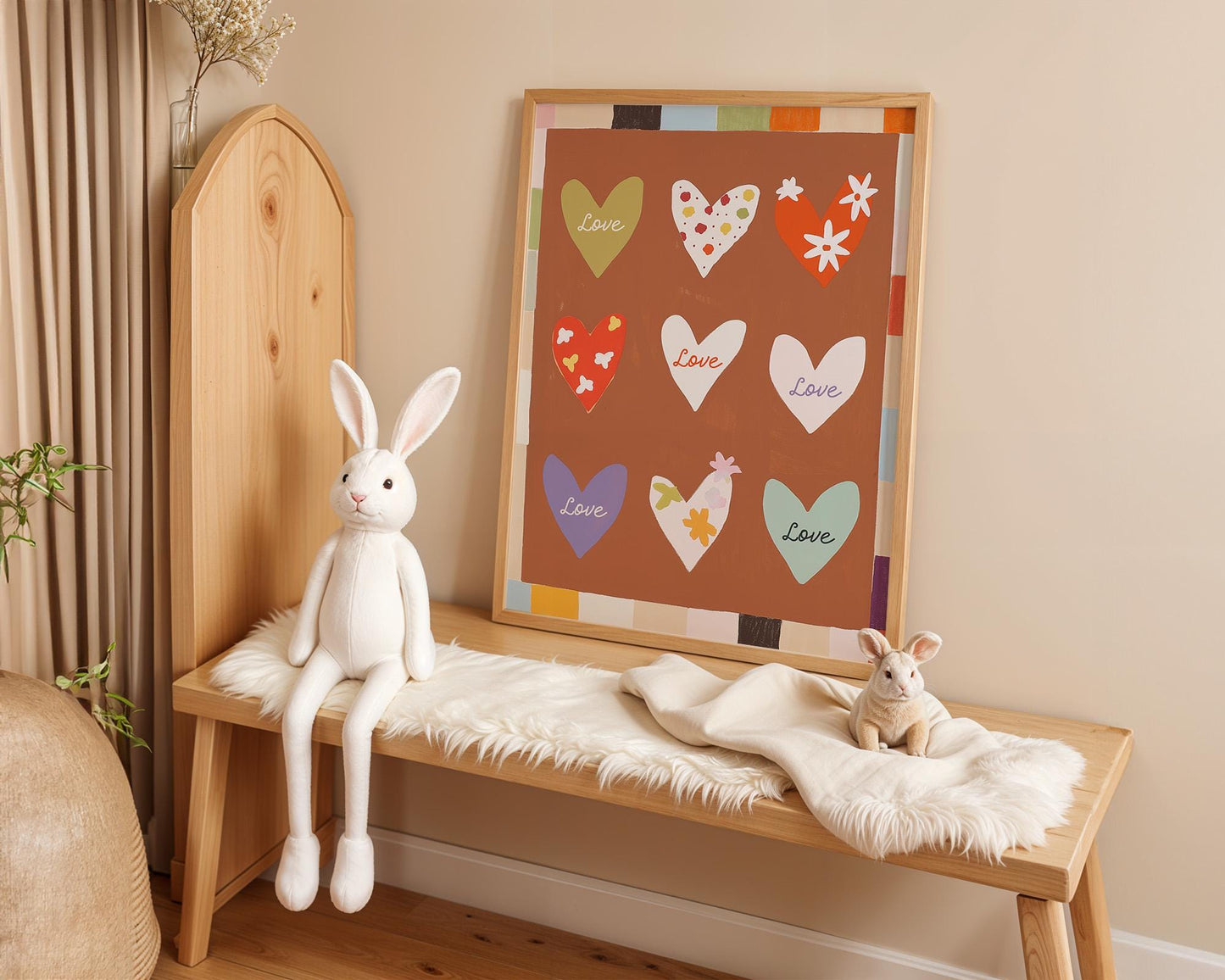 Geselliges Kinderzimmer mit einem Poster von JUSTGOODMOOD, das bunte Herzen und Blumen zeigt. Ideal für eine fröhliche und herzliche Einrichtung.