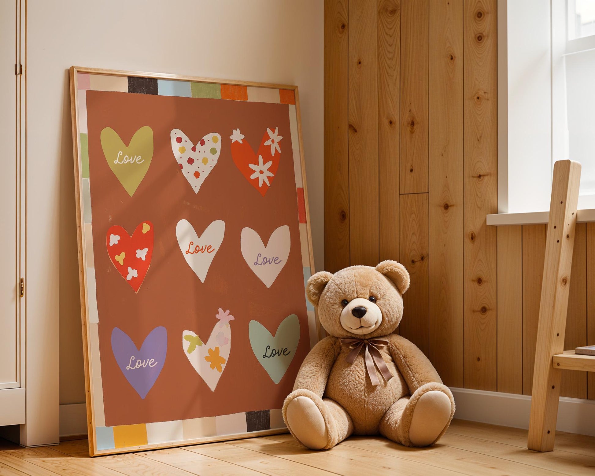 Wunderschönes Poster für Kinderzimmer mit Herzdesign und fröhlichen Mustern von JUSTGOODMOOD. Warme Farben bringen Freude und Stil ins Kinderzimmer.