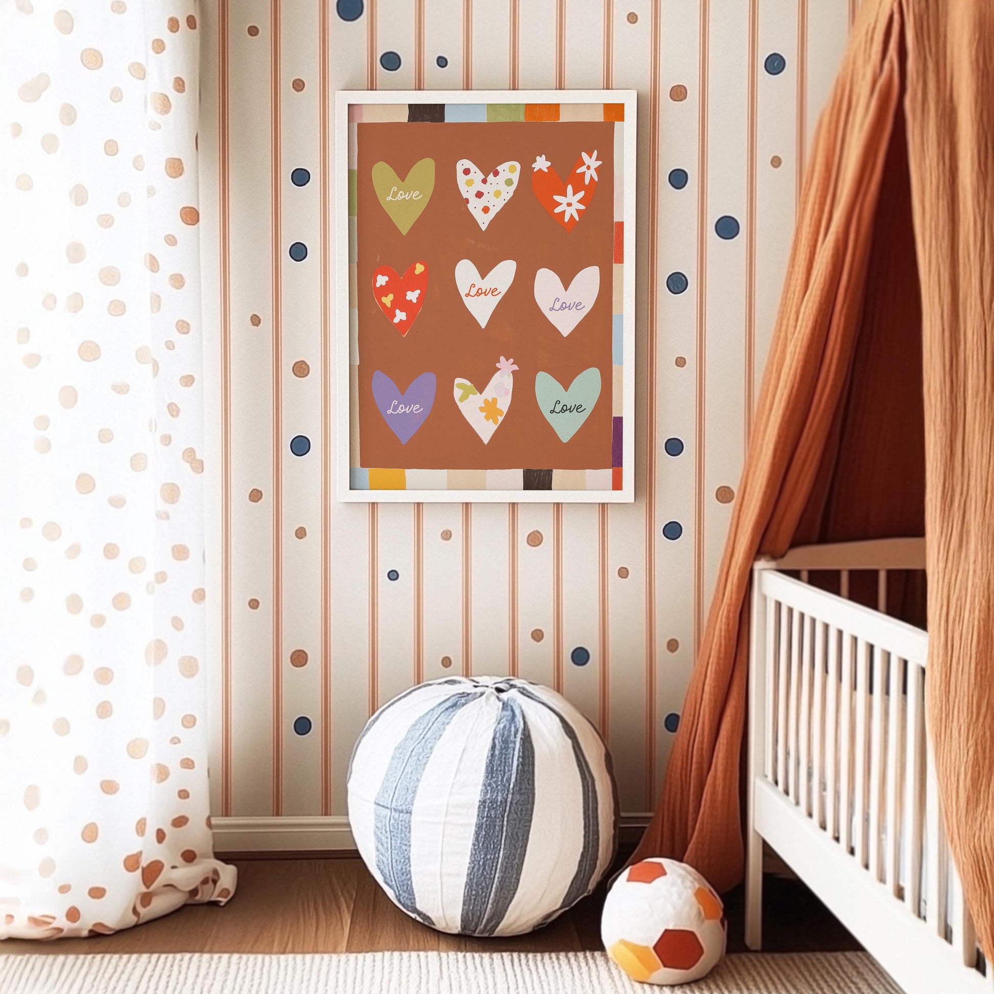 Ein einladendes Kinderzimmer-Design mit einem Herzposter von JUSTGOODMOOD. Perfekt für kreative Träume und als Geschenk.