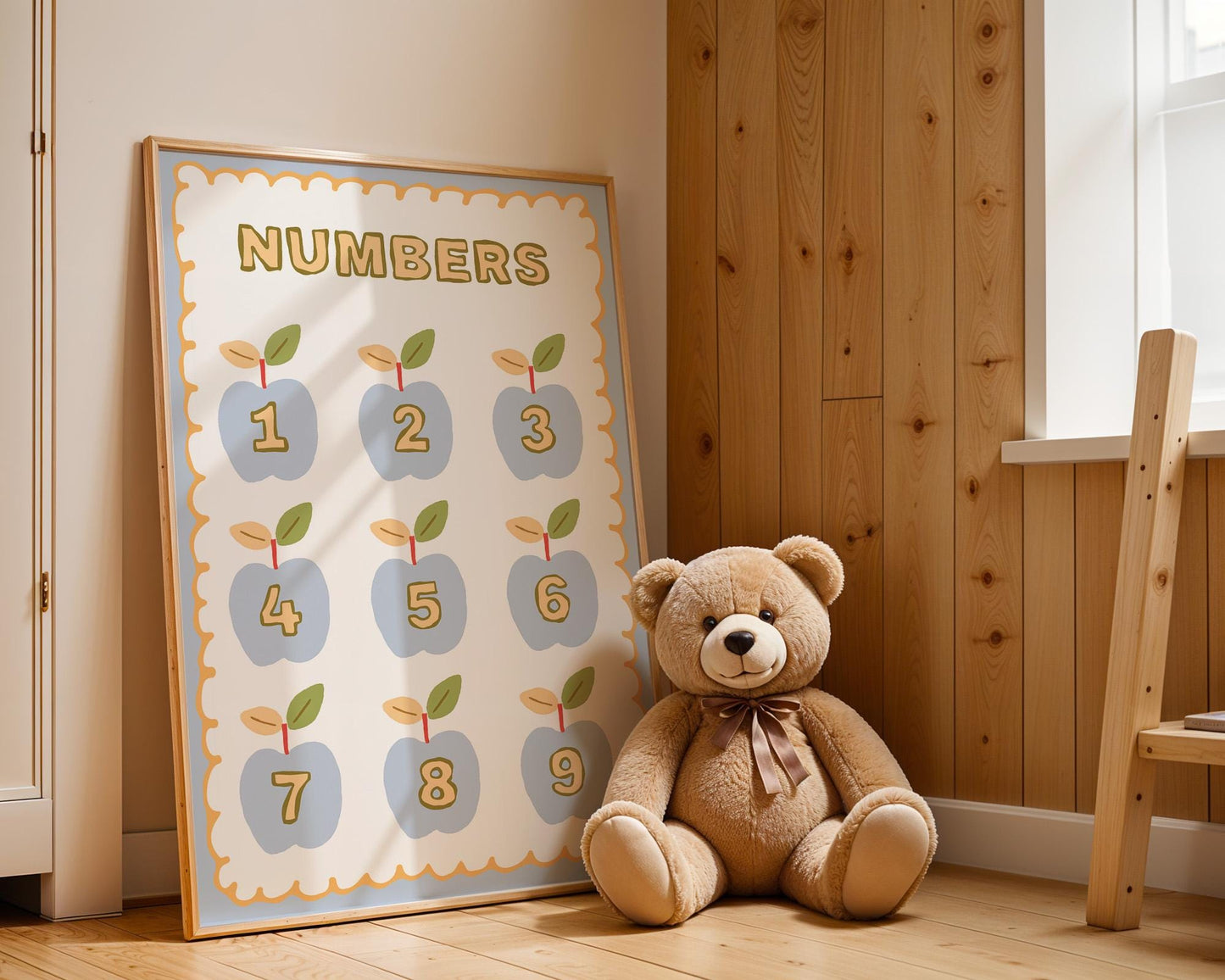 Niedliches Poster "Kinderzimmer Herzen" von JUSTGOODMOOD in einem hellen Raum, umgeben von einem großen Plüschbären, ideal für Kinderzimmer-Wanddeko.