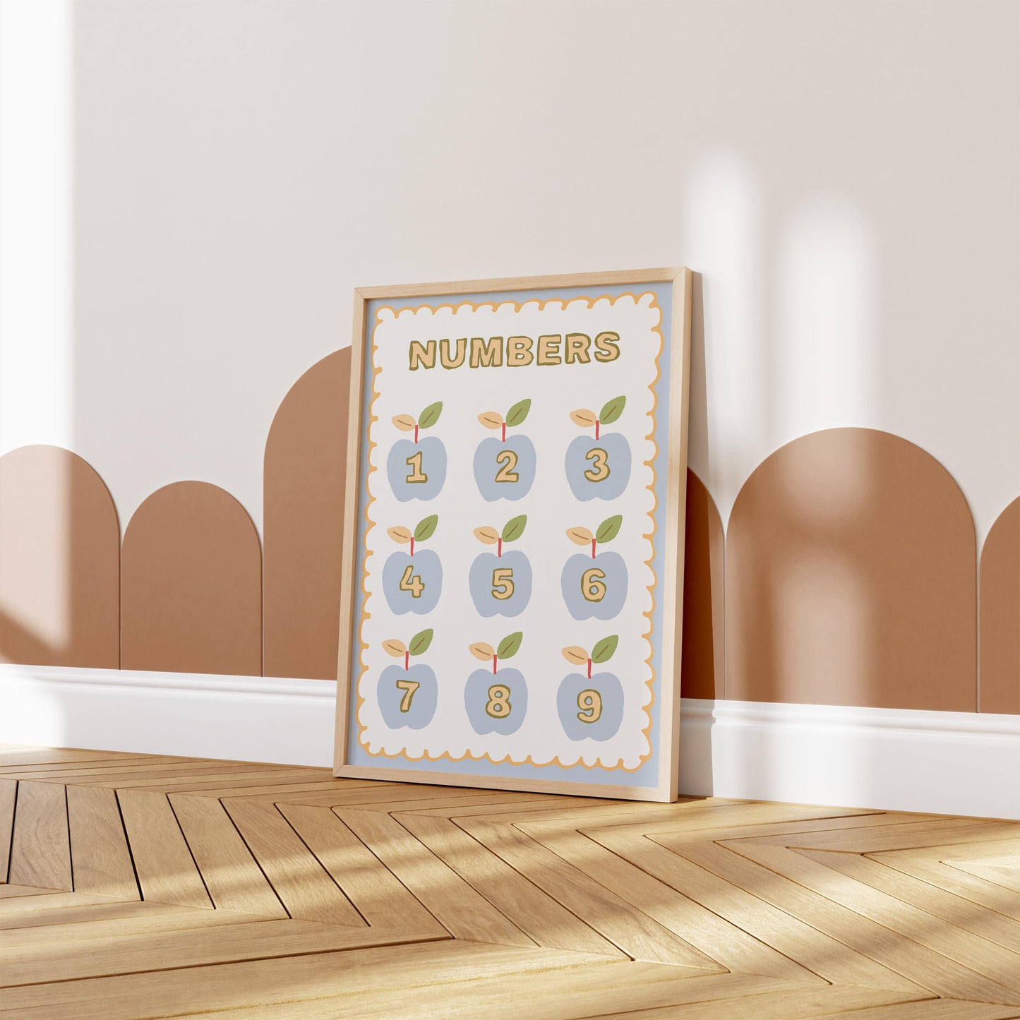 Poster Kinderzimmer Herzen von JUSTGOODMOOD in einem stilvollen Raum mit modernem Interieur, ideal für die kreative Gestaltung eines Kinderzimmers.