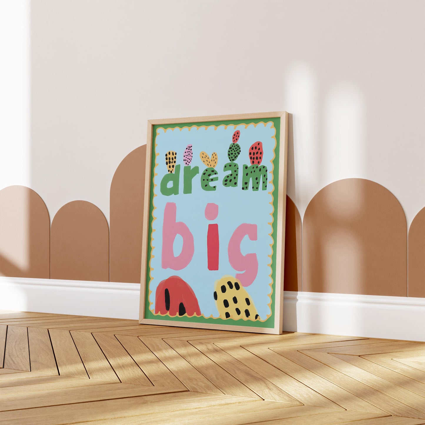 Das 'Dream Big' Poster von JUSTGOODMOOD steht auf dem Boden in einem Kinderzimmer mit hübscher Wandgestaltung. Ein optimaler Blickfang für kreatives Spiel.