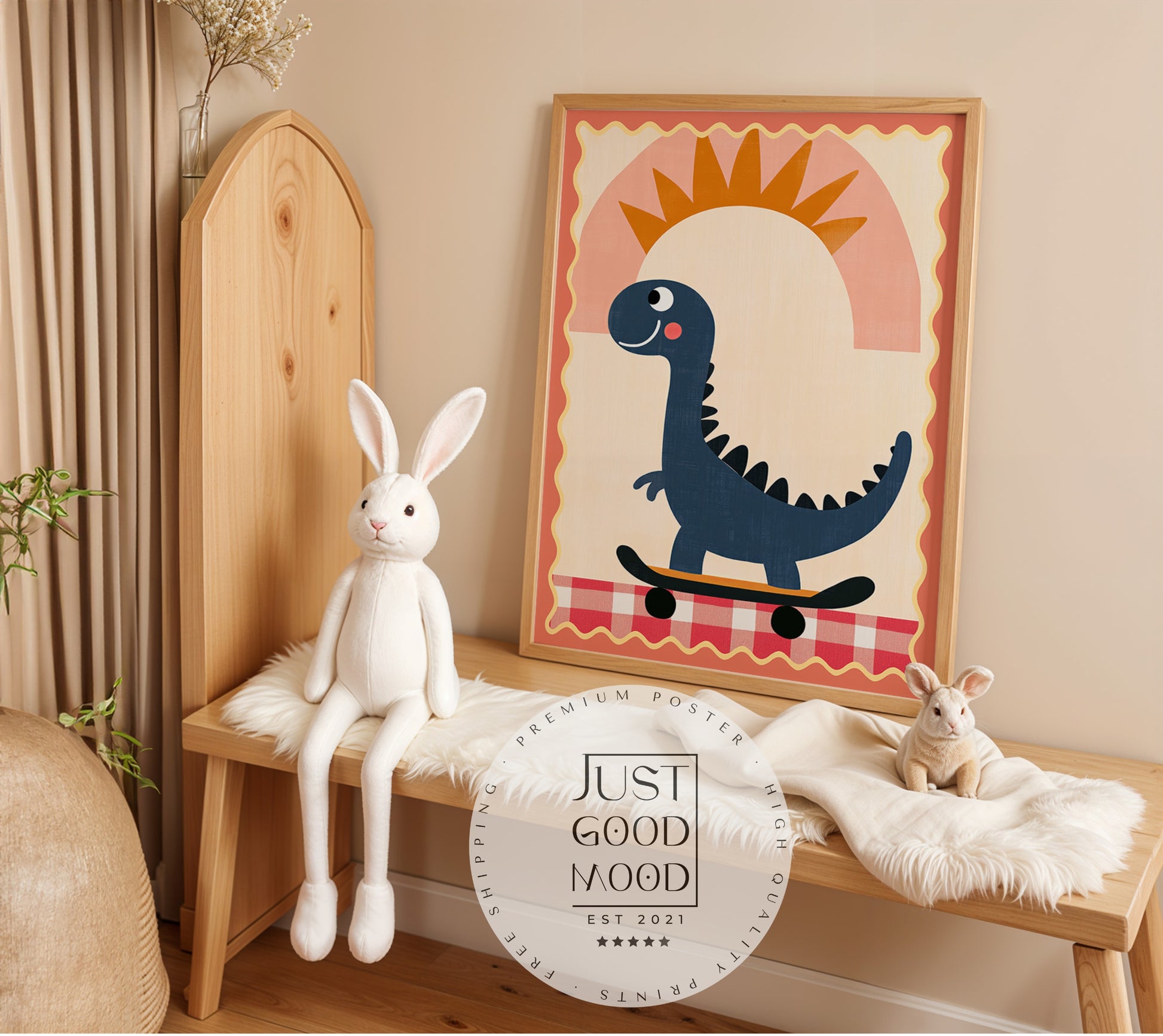 Farbenfrohes Poster für das Kinderzimmer von JustGoodMood, das einen lustigen Dinosaurier auf einem Skateboard unter der Sonne zeigt. Perfekte Dekoration in Boho-Farben, ideal als Geschenkidee für Kinder.