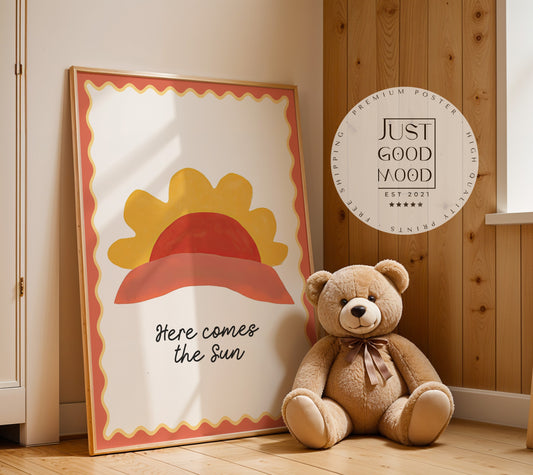 Charmantes Poster 'Here Comes the Sun' von justgoodmood, das ein sonniges Design mit einem strahlenden Sonnenmotiv zeigt, perfekt für jedes Kinderzimmer und ideal als Geschenkidee.