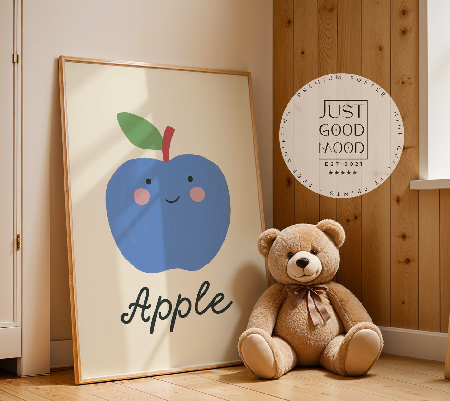 Poster für das Kinderzimmer von justgoodmood mit einem fröhlichen blauen Apfel, der ein Gesicht hat, ideal als Lernposter für Englisch und als süße Deko-Idee.