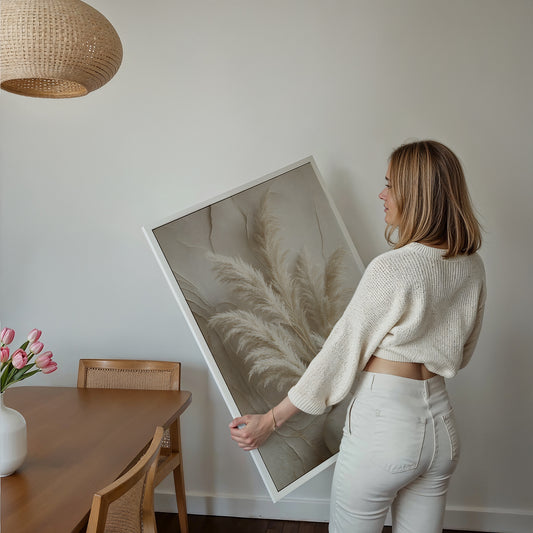 Motiv mit einem hellen Pampasbouquet in einer weißen Vase vor einer reliefartig strukturierten Wand, über einem Bett im hellen Schlafzimmer.
