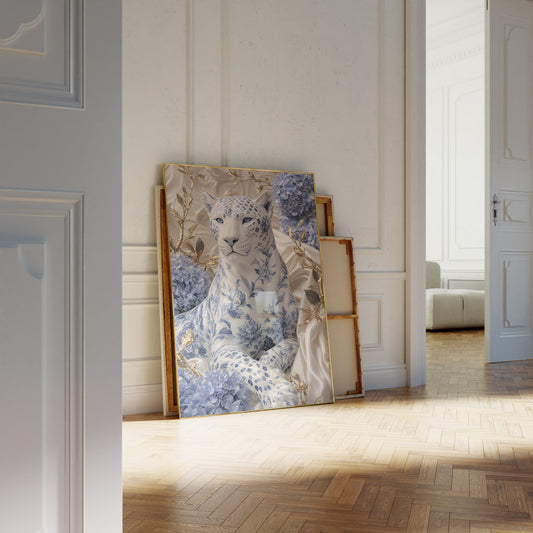 Motiv mit weißem Panther mit blauem Porzellanmuster zwischen Hortensien und goldenen Zweigen, als an die Wand gelehntes Poster neben leeren Rahmen.