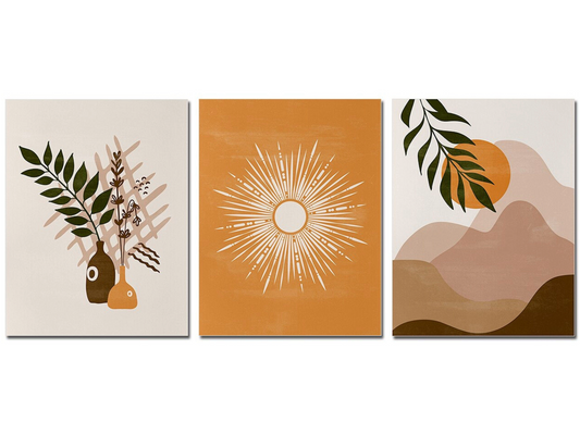 Triptychon mit abstrakten Boho-Motiven, featuring stilisierte Berglandschaft, Sonnenstrahlen und botanische Elemente in warmen Erdtönen auf Baumwollposter.