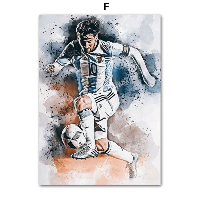Moderner Kunstdruck eines Fußballspielers in weiß-blauem Trikot mit dynamischer Pose und abstraktem Aquarell-Hintergrund auf hochwertigem Baumwollposter.