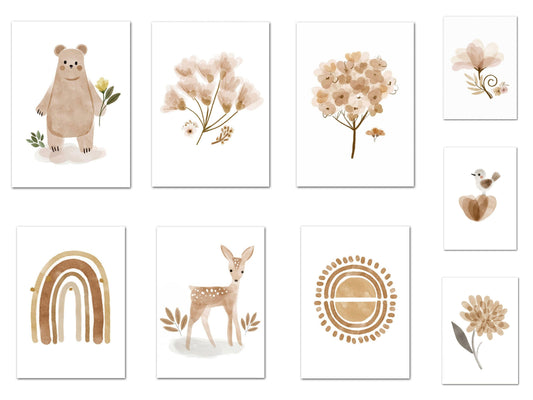 Sammlung minimalistischer, in warmen Erdtönen gehaltener Boho-Illustrationen mit Bär, Reh, Regenbogen, Vogel und zarten Blumen auf Baumwollposter.