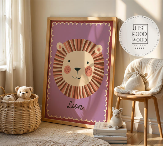 Poster Kinderzimmer Löwe · Niedliches Tiermotiv · Lion Illustration auf Lila Hintergrund · Dschungel Deko für Kinder · Dekoprint ohne Rahmen - justgoodmood