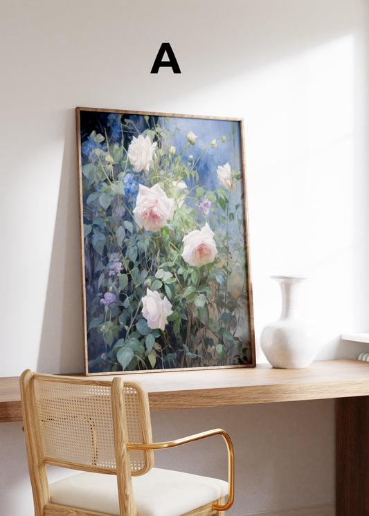 Poster mit zartrosa Rosen und grünen Blättern vor blauem Hintergrund, im Holzrahmen – Variante A.