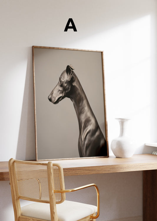 Postermotiv A: Schwarzer Windhund im Profil vor einem taupefarbenen Hintergrund. Im Holzrahmen auf einem Schreibtisch.
