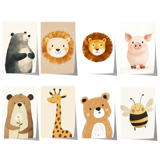 Acht niedliche Tierposter mit Bären, Löwen, Schwein, Giraffe und Biene im warmen Kinderillustrationsstil.