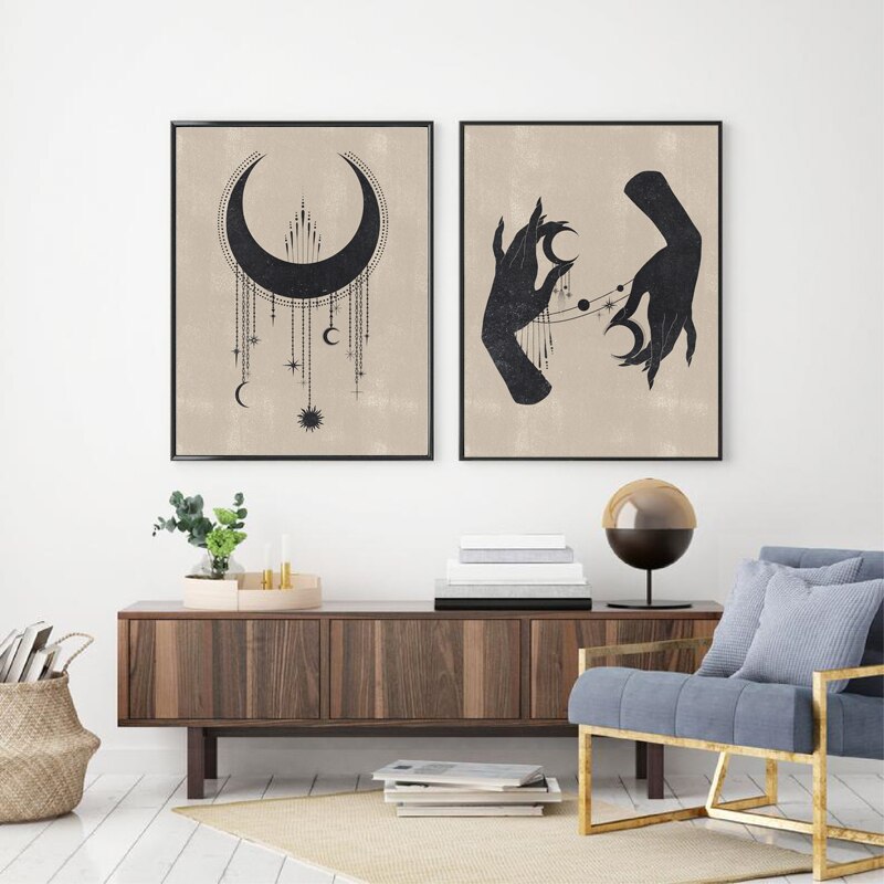 Moderne Wohnzimmerdekoration mit zwei Postern von justgoodmood, die inspirierende Mond- und Sternendesigns zeigt, perfekt zum Verschönern Ihres Zuhauses.