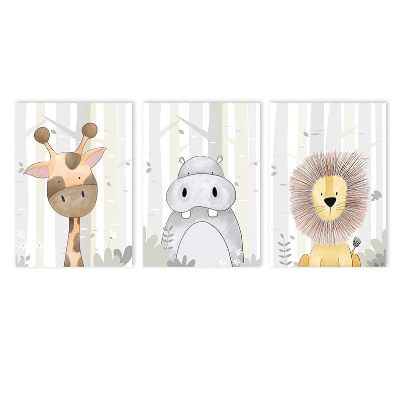 Drei Tierposter von justgoodmood mit Giraffe, Nilpferd und Löwe - charmante Wandkunst für eine kreative Kinderzimmeratmosphäre.