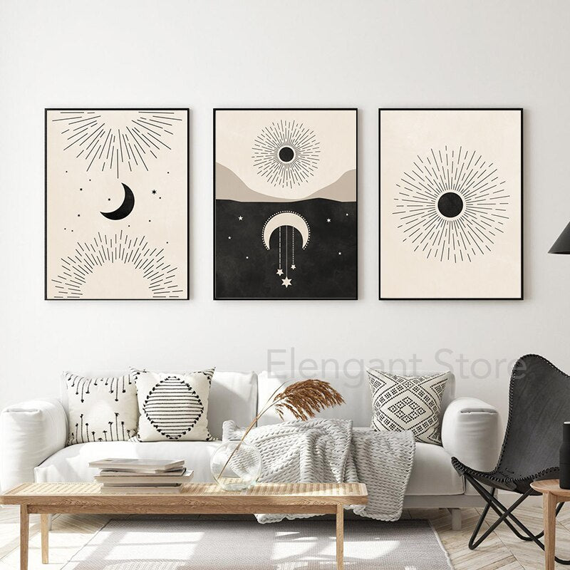 Elegante Wanddekoration: Drei Poster Mond Sterne Gold Schwarz von justgoodmood, dekorativ in einem modernen Wohnzimmer angeordnet.