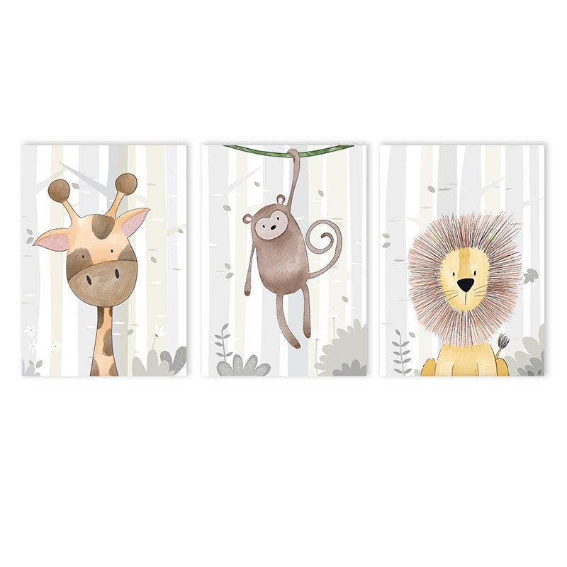 Trio von Tierposters von justgoodmood, Giraffe, Affe und Löwe. Perfekte Wahl, um das Kinderzimmer mit farbenfrohen Dekoideen zu gestalten.
