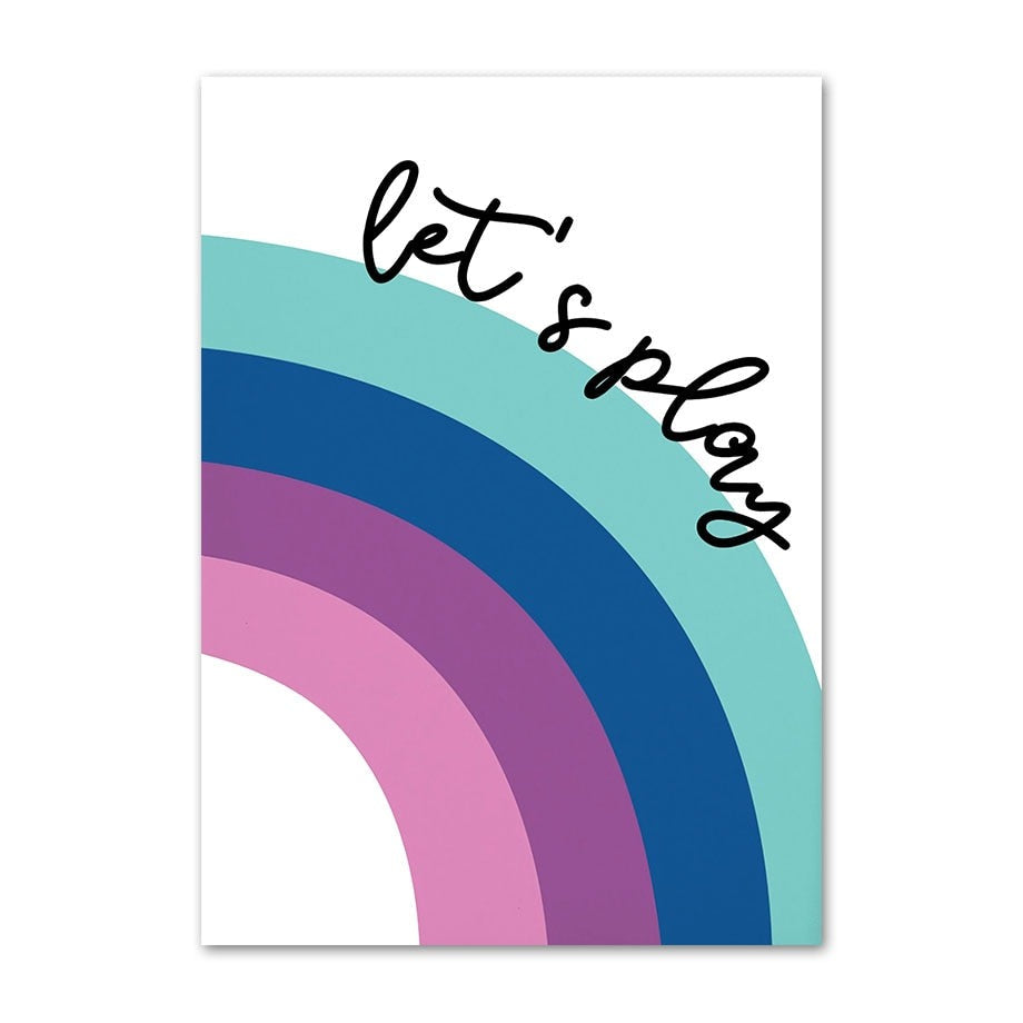 Lebhaftes Poster von justgoodmood mit einem farbenfrohen Regenbogen und dem Text 'let's play', perfekt um Spaß und Kreativität im Kinderzimmer zu fördern.