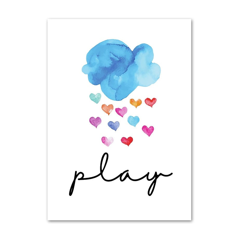 Buntes Poster von justgoodmood mit einem blauen Wolkenmotiv und bunten Herzen sowie dem Wort 'play', ideal für Kinderzimmer Dekoration.