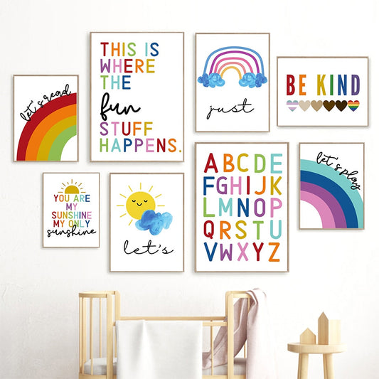 Bunte Wanddekoration mit Sprüchen und Alphabet für das Kinderzimmer, Poster von justgoodmood "Regenbogen Sonne Sprüche und Alphabet als Deko Print ohne Rahmen". Ideale Wandkunst für kreative Kinder.