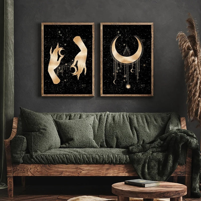 Elegante Raumgestaltung mit zwei goldenen Postern von justgoodmood, die eine harmonische Mond- und Sternendarstellung an einer stilvollen Wand zeigen.