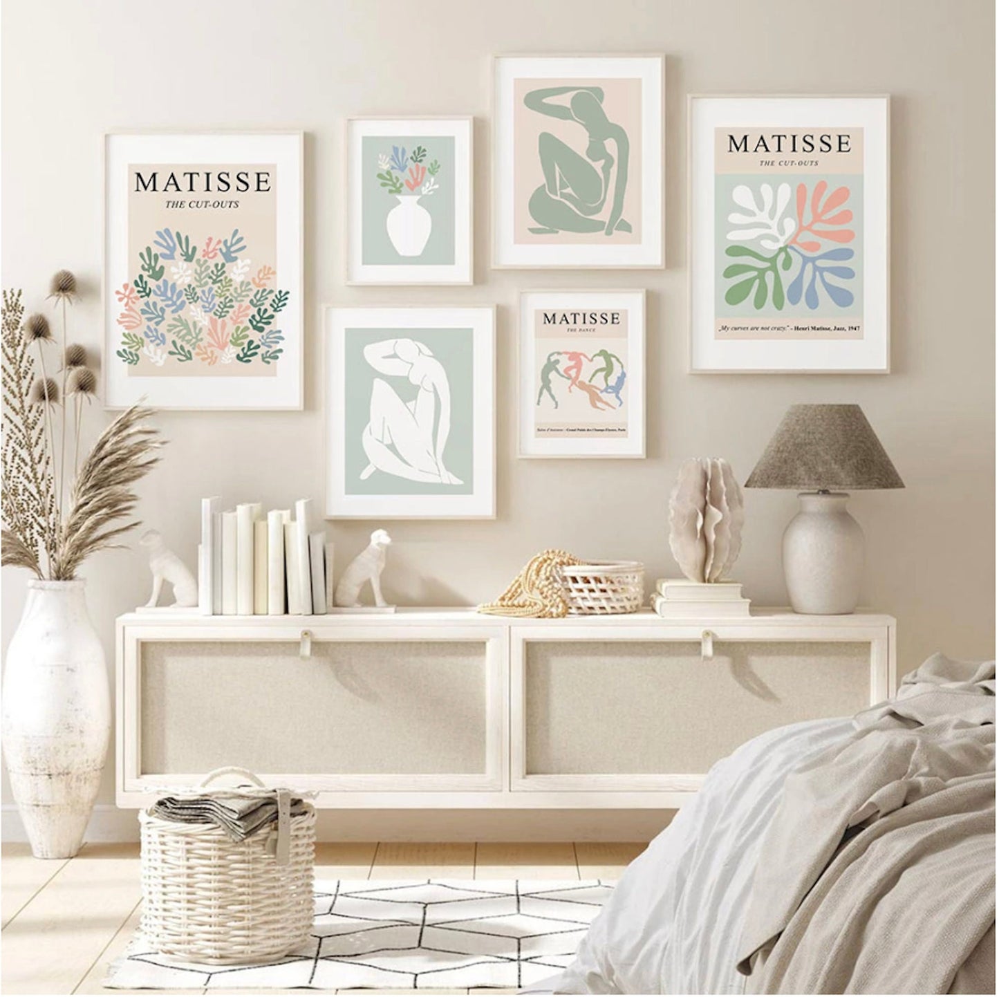 Fröhliches Wohnambiente mit Matisse Blumen Körper Poster von justgoodmood, kreative Wandgestaltung mit farbenfrohen Kunstdrucken in eleganter Einrichtung.