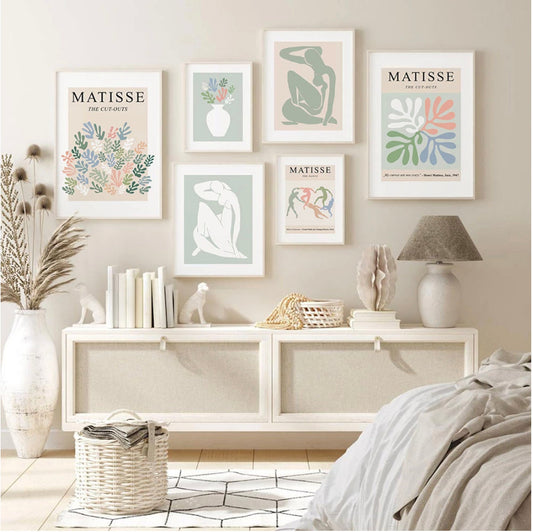 Fröhliches Wohnambiente mit Matisse Blumen Körper Poster von justgoodmood, kreative Wandgestaltung mit farbenfrohen Kunstdrucken in eleganter Einrichtung.