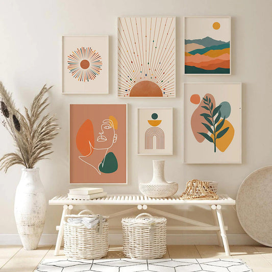 Boho Abstrakt Terrakotta Senf Sonne Poster von justgoodmood, lebendige Wandkunst im Wohnzimmer mit verschiedenen stilvollen Bildern und warmen Farben.