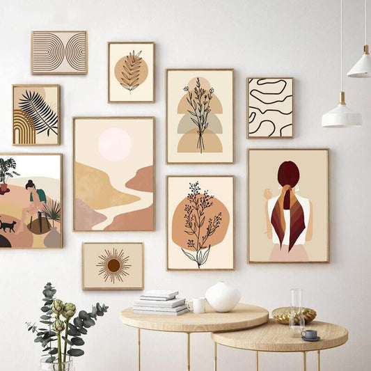 Wunderschöne Boho Linien Abstrakt Botanik Poster von justgoodmood an der Wand, die eine entspannende Atmosphäre in einem modernen Wohnraum schaffen.
