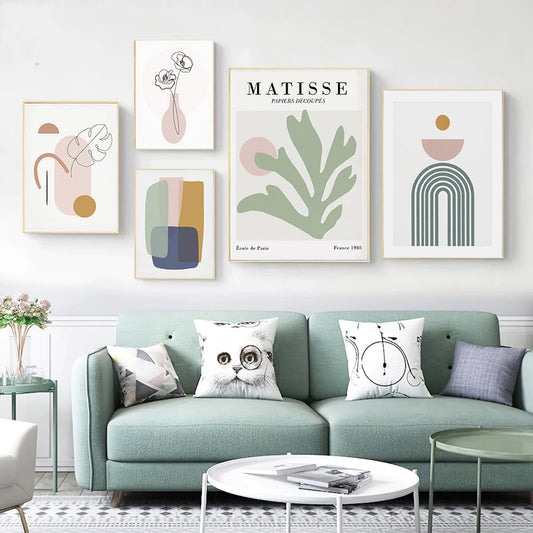 Bezaubernde Wandkunst mit dem Titel 'Matisse Blätter Blumen Abstrakt' von justgoodmood. Entdecken Sie ein stilvolles Wohnzimmer-Dekor mit einer eleganten Sofa-Gestaltung und inspirierenden Postern in sanften Farben, das Ihre Räume zum Strahlen bringt.