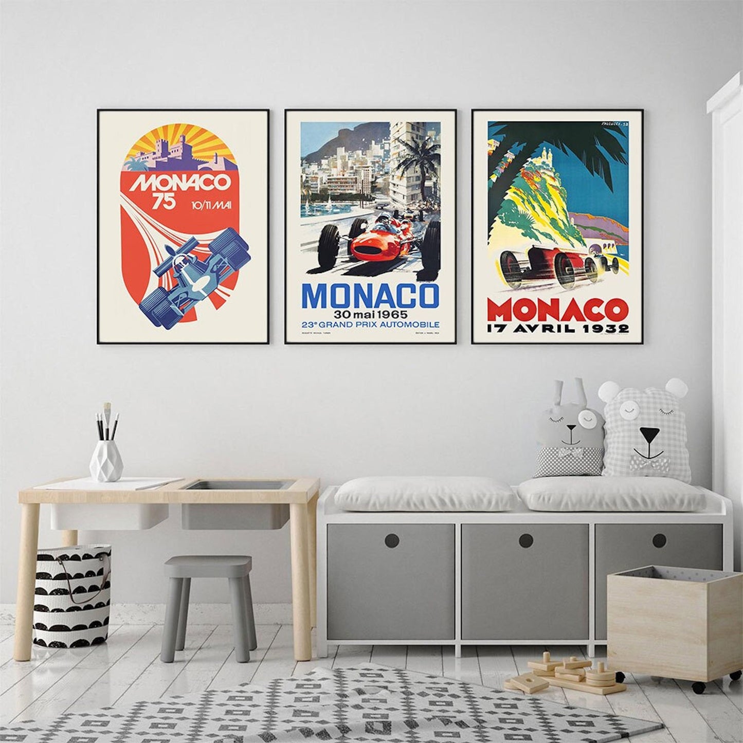 Kreative Ecke mit dem 'Monaco Rennwagen Formel 1 Grand Prix'-Poster von justgoodmood, das Eleganz und Sportlichkeit in jeden Raum bringt.