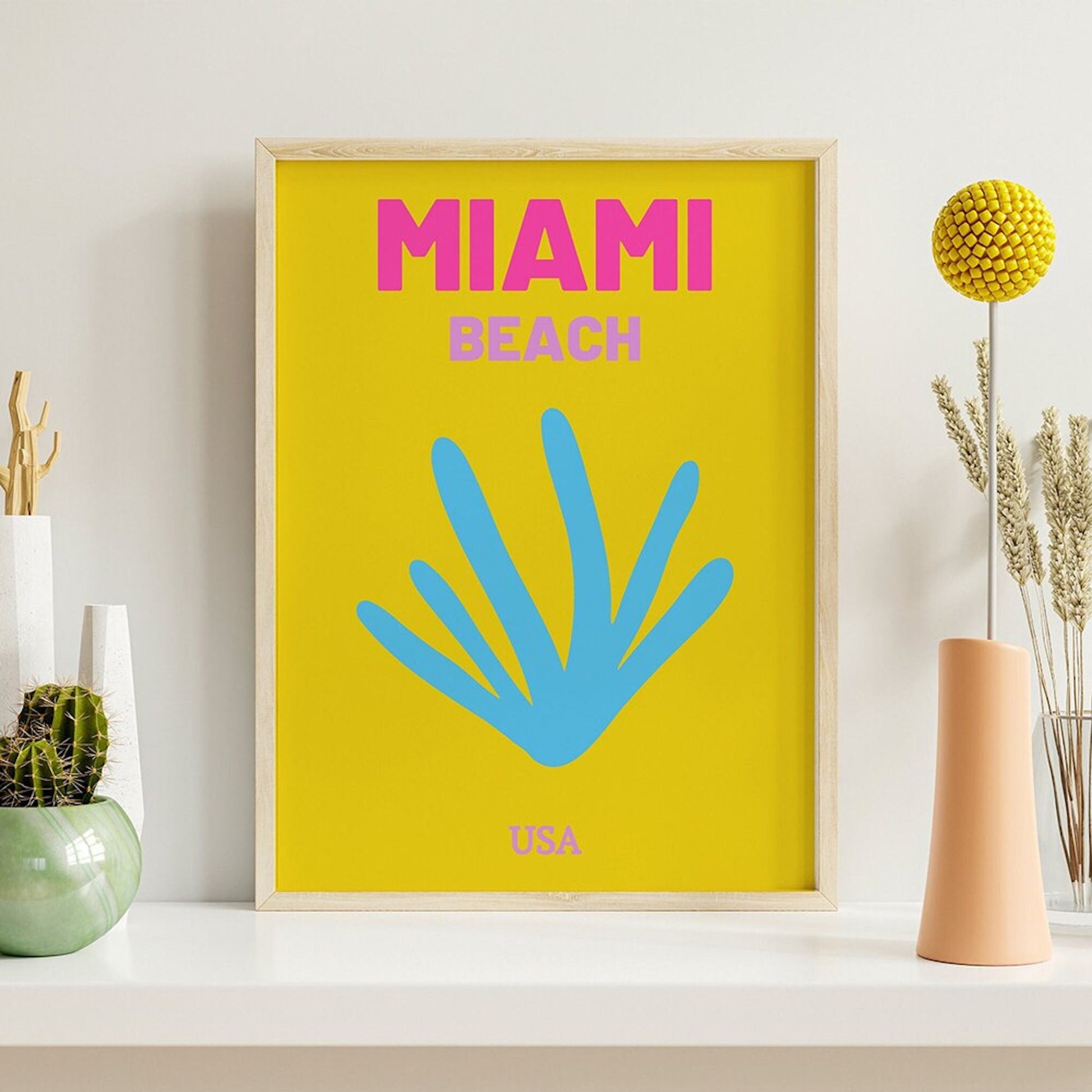 Wunderschönes Poster mit Miami Beach Motiv, leuchtende Farben für eine lebendige Raumgestaltung, kreativ designt von justgoodmood.